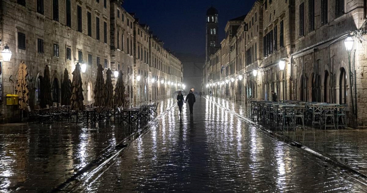 U Hrvatskoj palo dosta kiše, prijete poplave. Na Zavižanu pada snijeg