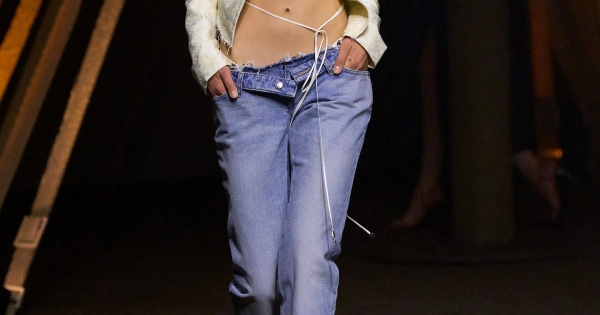 Tko bi rekao da ćemo opet nositi ovako niske hlače?