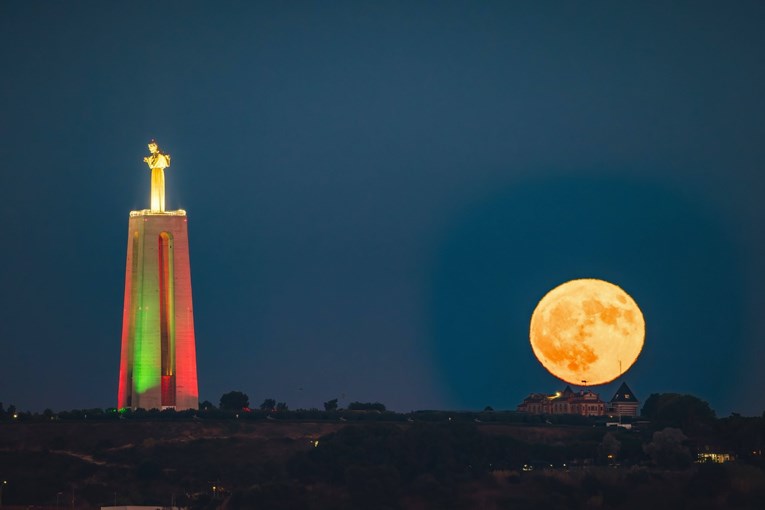 Plavi Mjesec obasjao je nebo od Istanbula do Los Angelesa, prizori su nestvarni