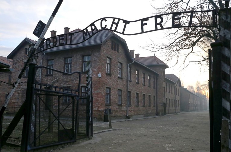 Facebook zabranio negiranje holokausta
