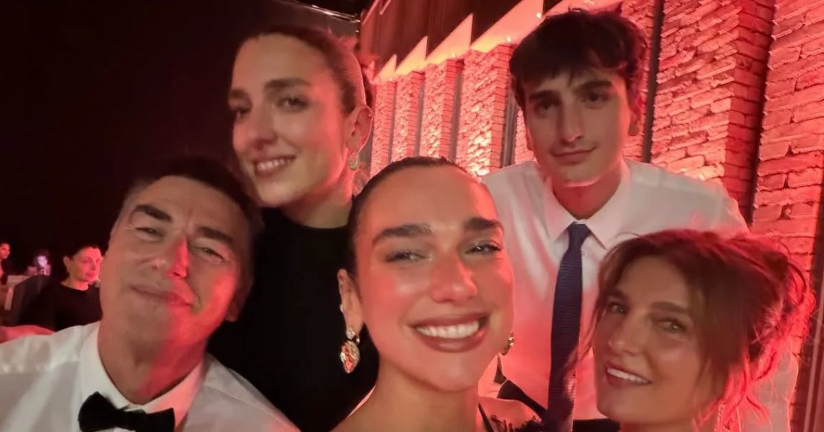 Dua Lipa objavila fotografije s vjenčanja u Albaniji, pozirala je s roditeljima