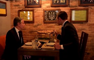 VIDEO Američki i ukrajinski šef diplomacije častili se pizzom u restoranu u Kijevu