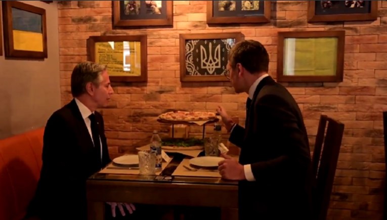 VIDEO Šefovi američke i ukrajinske diplomacije jeli pizzu u restoranu u Kijevu