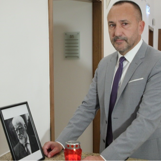 Zekanović zapalio lampion ispred uokvirene fotke osuđenog ratnog zločinca Praljka
