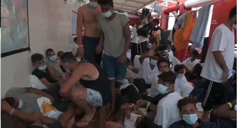 Italija dozvolila iskrcavanje 572 migranta sa spasilačkog broda