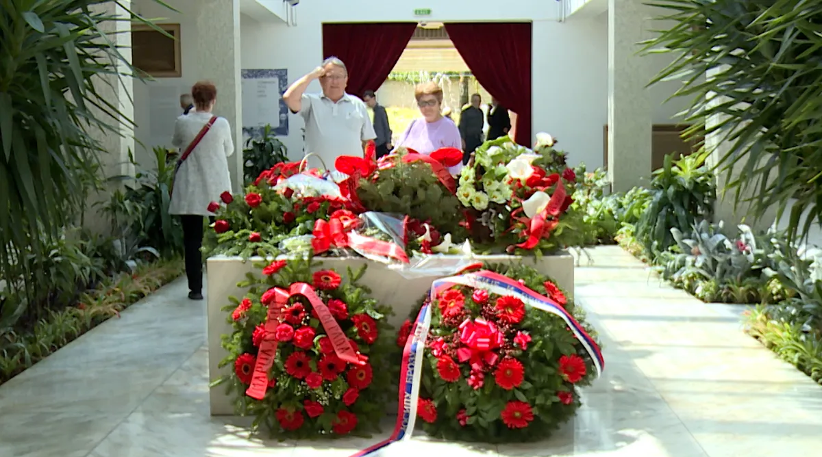Ljudi u Kući cvijeća u Beogradu odaju počast Titu povodom Dana mladosti