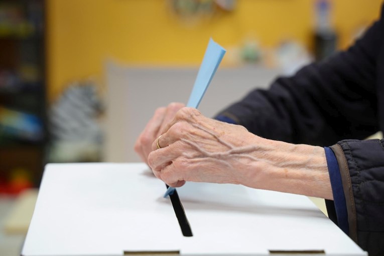 Izbori teku mirno, neki kršili izbornu šutnju na društvenim mrežama