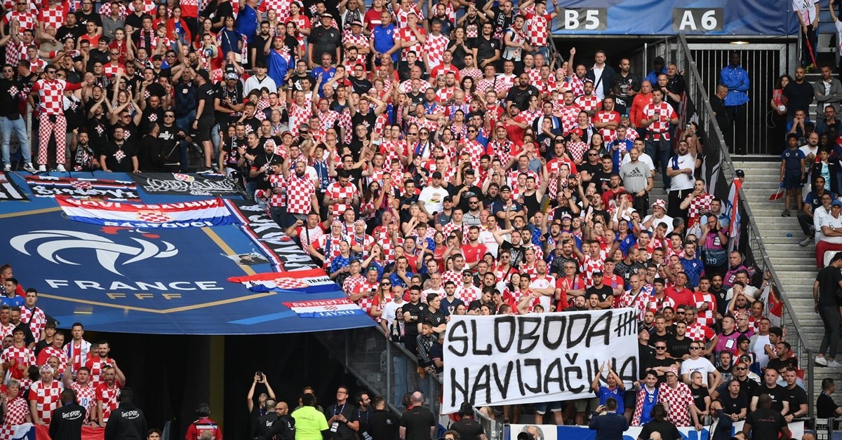 Poruka "Sloboda navijačima" i prekriženi HNS na stadionu u Parizu