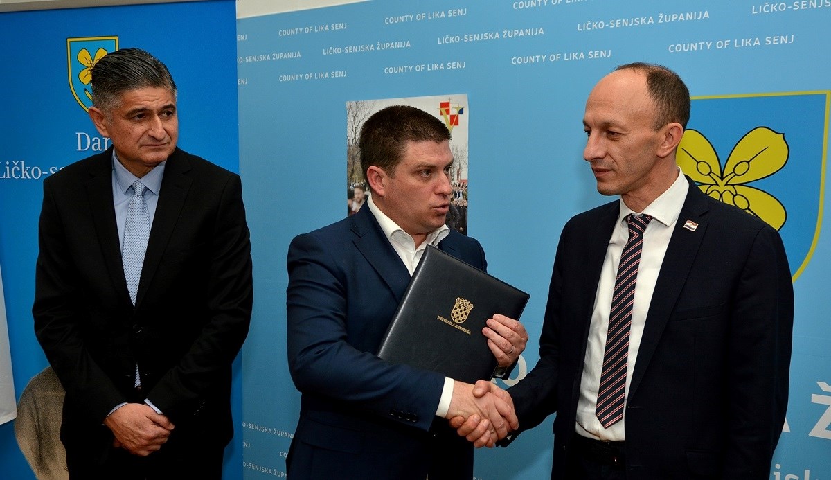 Vlada dala Gospiću 1.4 milijuna eura za održavanje nerazvrstanih cesta