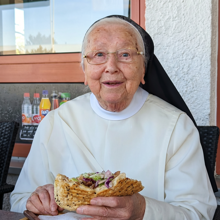 Milijuni ljudi pogledali su video u kojem časna (92) prvi put jede kebab