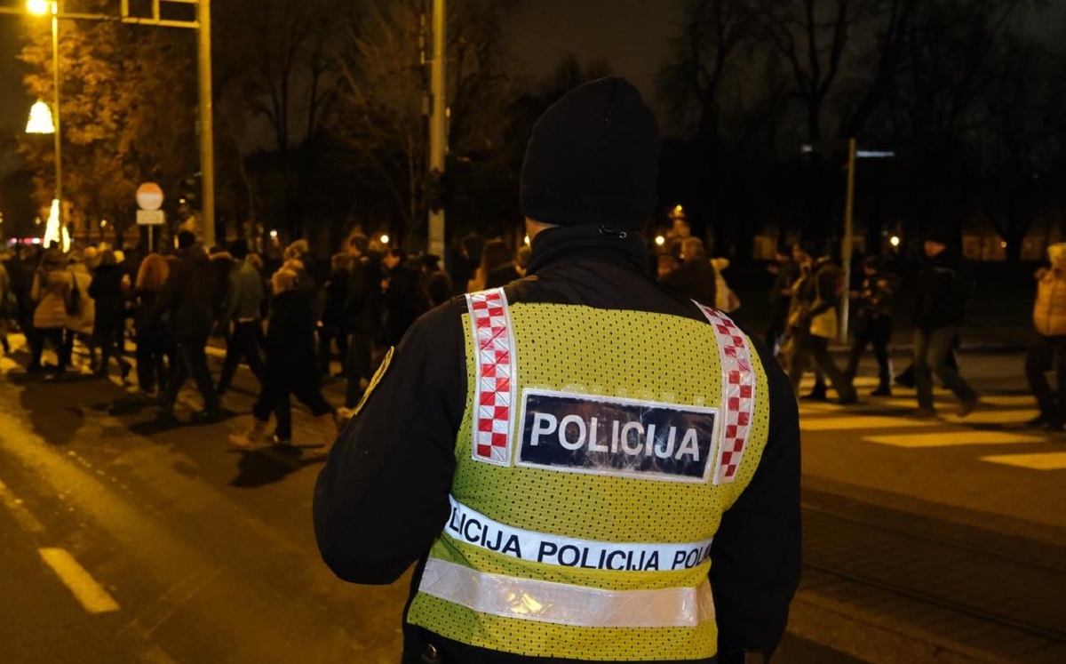 Prosvjednici pred sudom davali podršku uhićenom Franciškoviću
