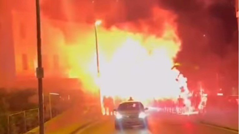 Torcida blokirala centar Šibenika, palili baklje i skandirali ispred zatvora