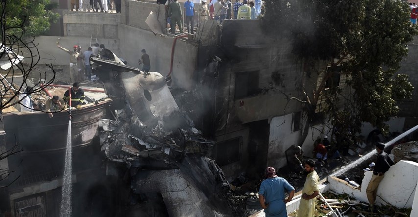 Srušio se pakistanski putnički avion sa 107 ljudi, AP javlja da su svi poginuli