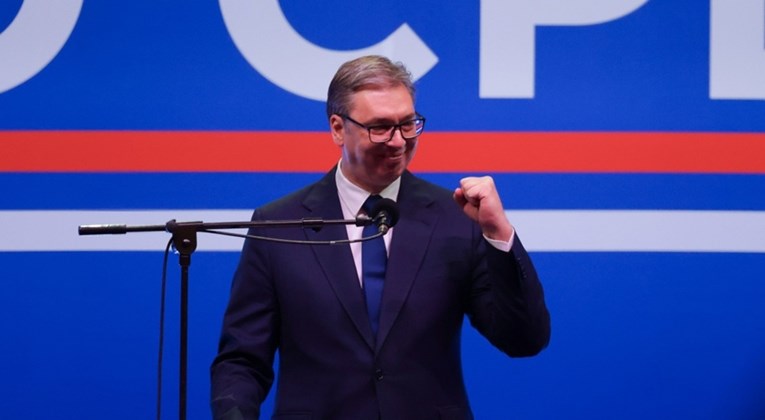 Vučić prvi put nakon što je primljen u bolnicu: "Hodam ispred vas da vam budem štit"