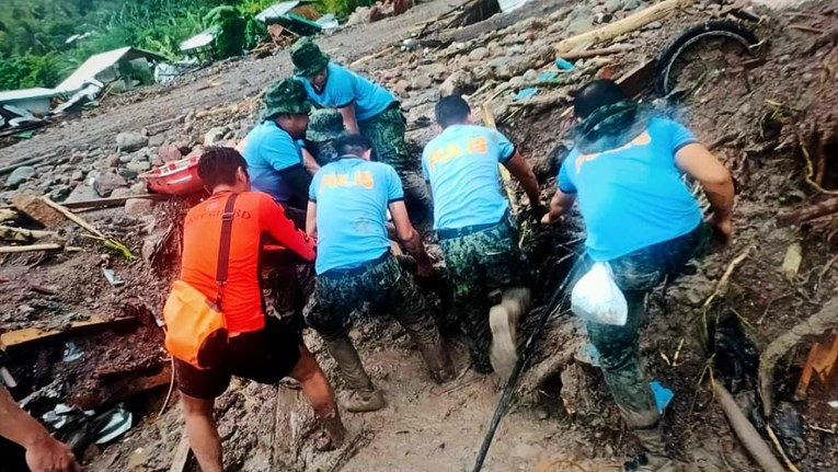 Tropska oluja pogodila Filipine, poginulo 72 ljudi