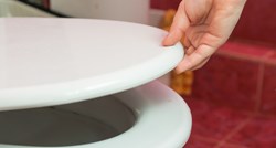 Ova snimka pokazuje zašto treba spustiti dasku prije nego što pustite vodu u WC-u