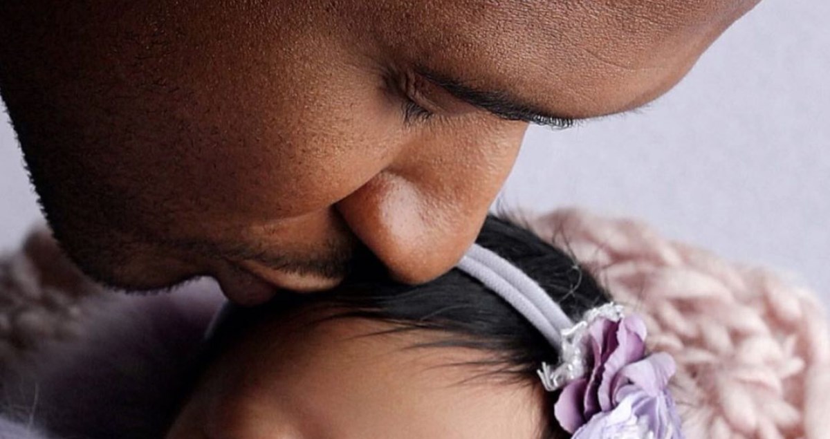 Usher prvi put pokazao novorođenu kćer: "Izgleda kao mala porculanska lutka"