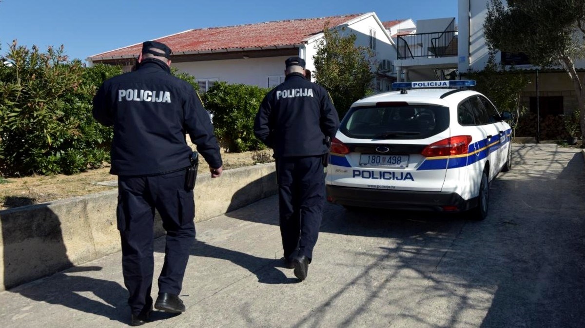 Čovjek pretučen na Pagu, preko terase prešli u njegov apartman i mlatili ga