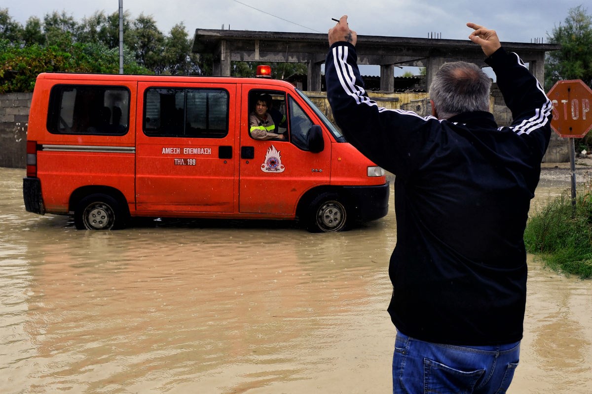 Oluja i tuča u Grčkoj, spašavali ljude iz potopljenih auta