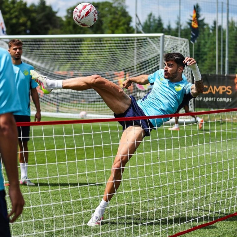 Dinamo objavio fotke Kulenovića: Sinoć rendgen u bolnici, jutros odmah na trening