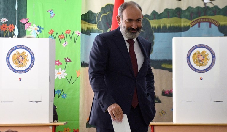 Armenski premijer pobijedio na izborima, oporba tvrdi da se radi o prevari