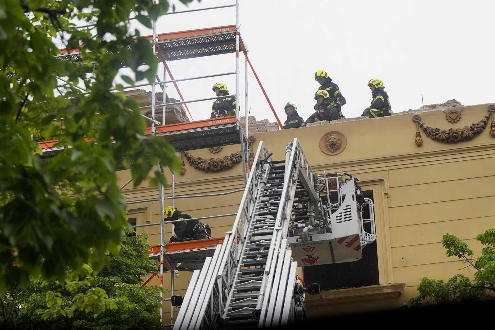 FOTO I VIDEO Ovo je zid koji se s vrha zgrade srušio na ulicu u centru Zagreba