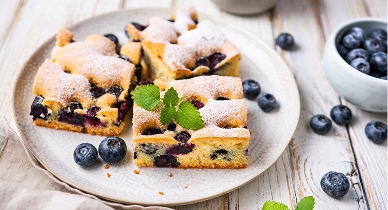 Recept za mekani biskvit s voćem koji neće zeznuti ni početnici u kuhinji