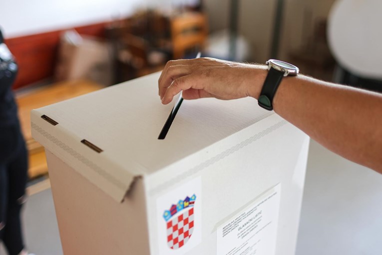 Tip došao na biračko mjesto koje nije njegovo. Radio nered, razbacivao listiće