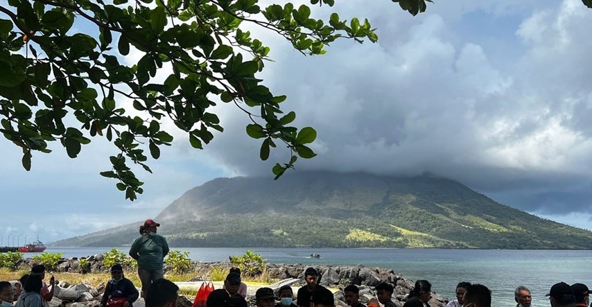 Kineska turistkinja snimala selfie na vulkanu u Indoneziji. Pala u jezero i poginula