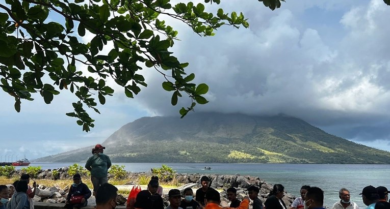 Kineska turistkinja snimala selfie na vulkanu u Indoneziji. Pala u jezero i poginula
