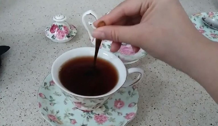 Kako miješate čaj? Stručnjak kaže da to vjerojatno radite krivo cijeli život