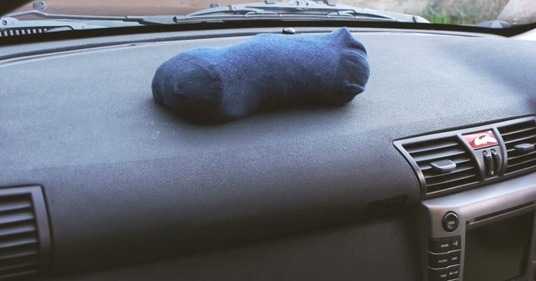 I vi biste mogli: Evo zašto ljudi stavljaju čarape na kontrolne ploče auta