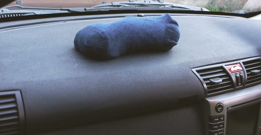 I vi biste mogli: Evo zašto ljudi stavljaju čarape na kontrolne ploče auta