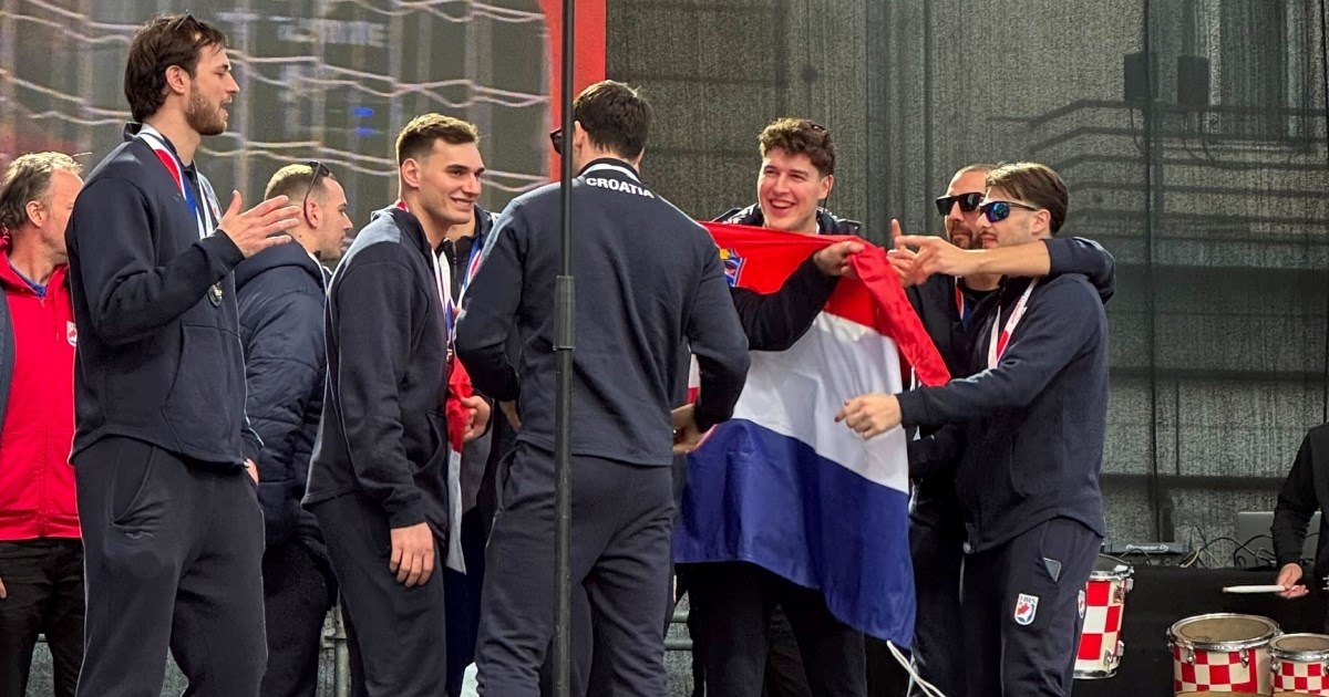 U kojim su to tenisicama rukometaši prošetali na dočeku?