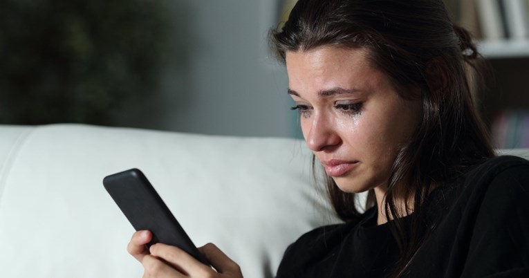 Ova četiri znaka otkrivaju da je vaše dijete možda žrtva nasilja na internetu