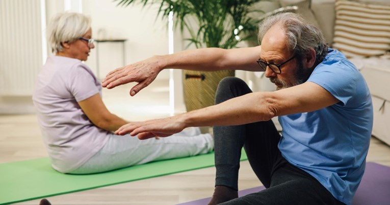 Fizioterapeutkinja: Ljudi stariji od 50 svaki dan trebaju raditi ovu vježbu istezanja