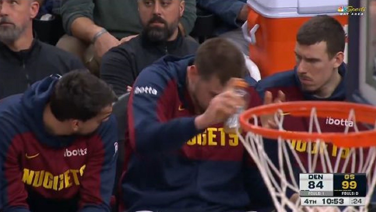 VIDEO Jokić poludio i bacio bočicu. Šarić ga šutke gledao