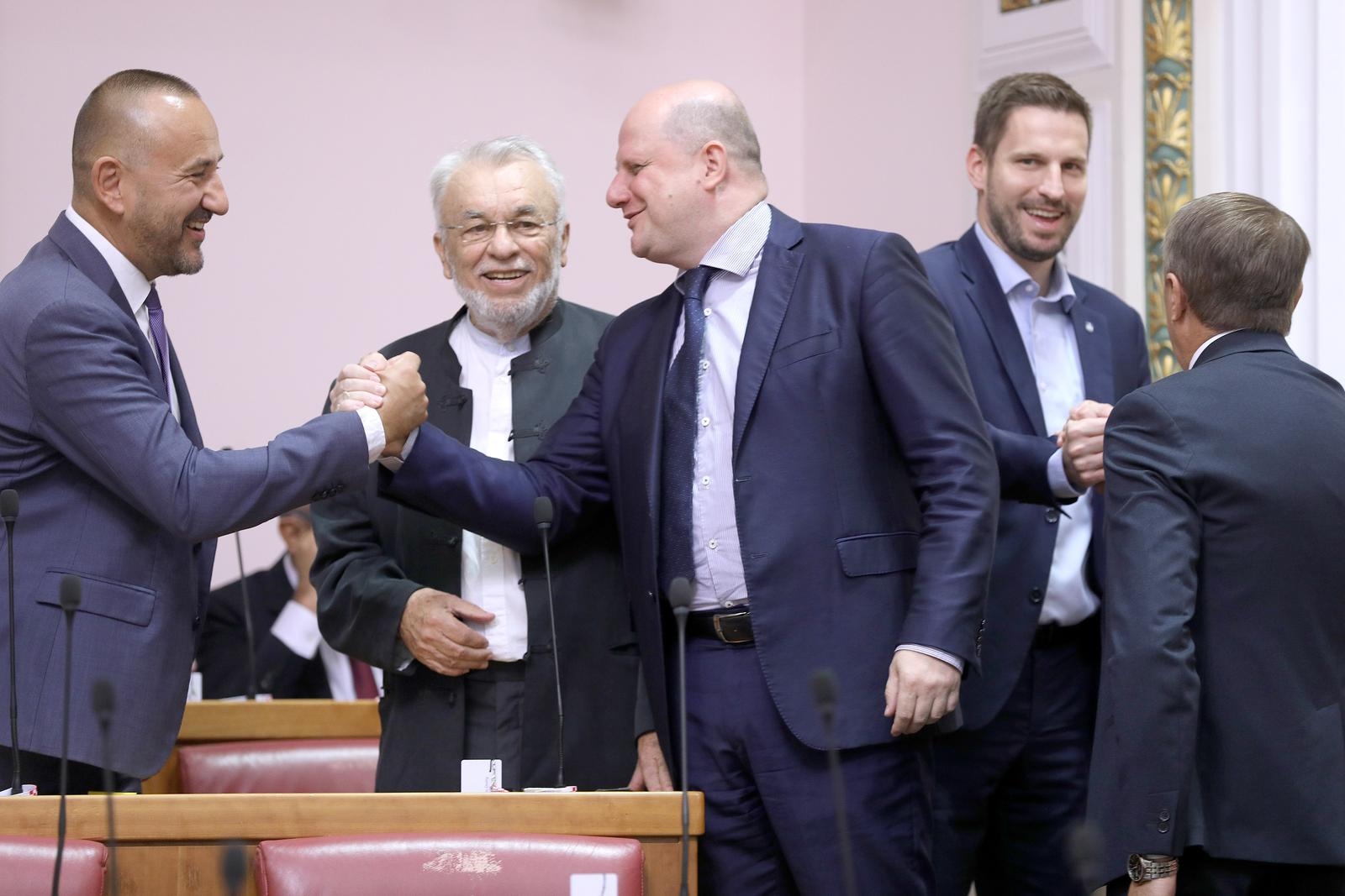 Pogledajte kako HDZ-ovci čestitaju Zekanoviću jer je prešao u vladajuće