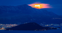 Pun Mjesec nad Splitom izgleda kao prizor iz bajke