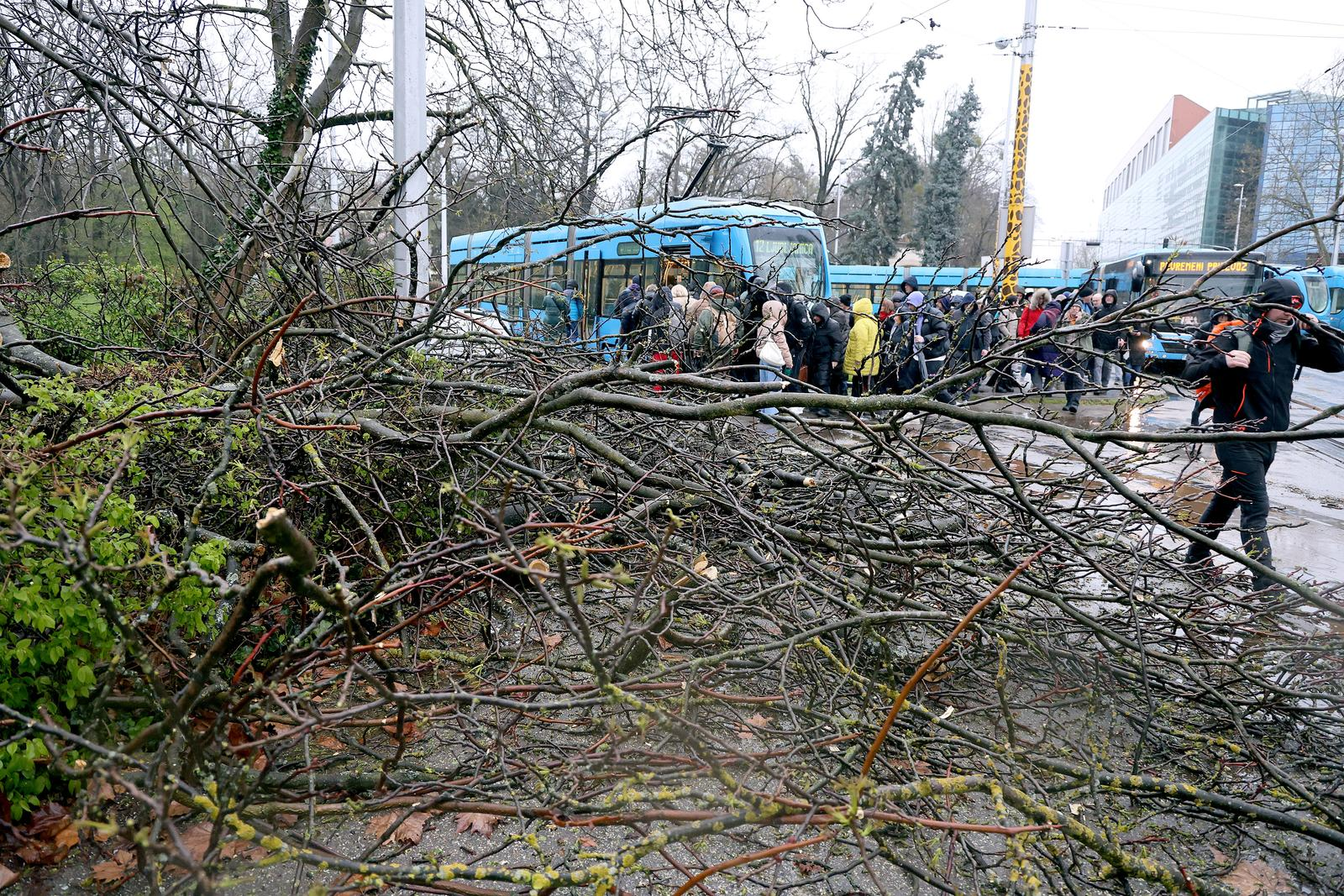 Vjetar oštetio nadstrešnicu na Hitnoj na Rebru