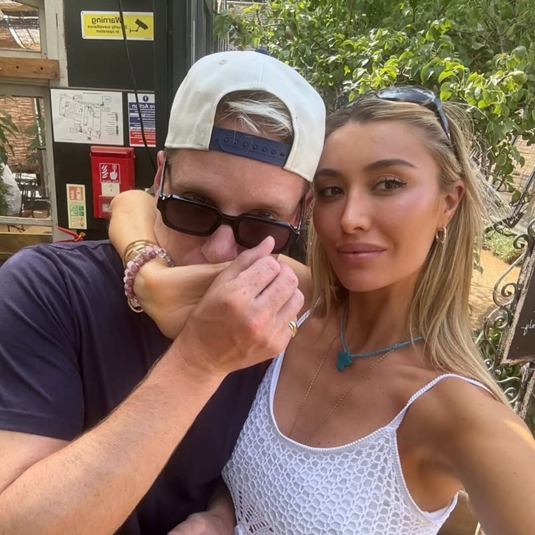 Supruga britanskog TV voditelja slučajno objavila fotku njegove alatke 🫣