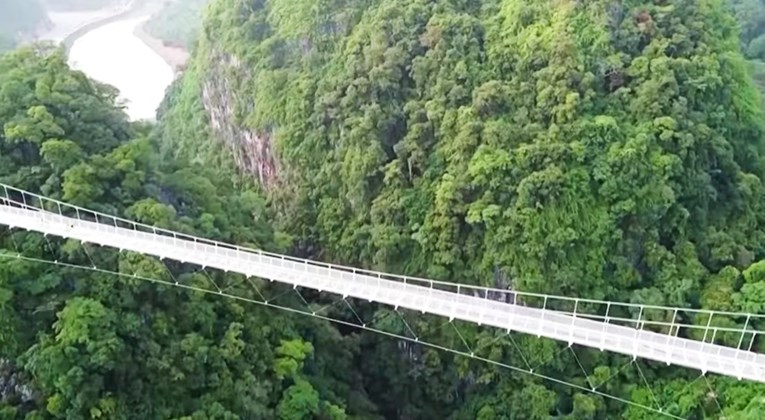 Biste li se usudili prošetati po ovom staklenom mostu od 632 metra?