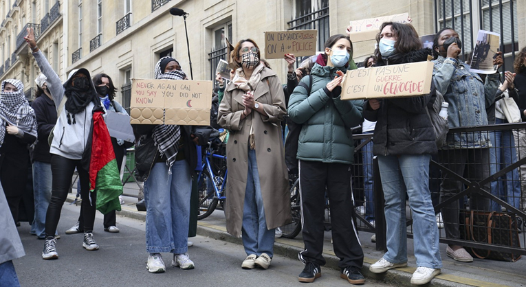 Studenti blokirali sveučilište u Parizu. Razvili zastave, neki nose marame
