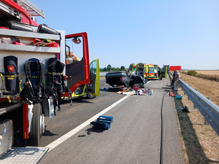 FOTO Srbin se zabio u kamion na A3. Auto završio na krovu, putnica teško ozlijeđena