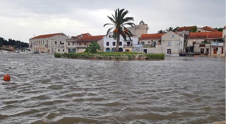 VIDEO More divlja u Dalmaciji, digli se visoki valovi. Pogledajte kako je na Hvaru