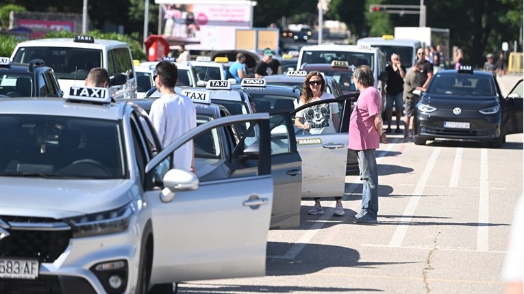 U Splitu prosvjedovali taksisti Ubera. "Doveli su nas do granica izdržljivosti"