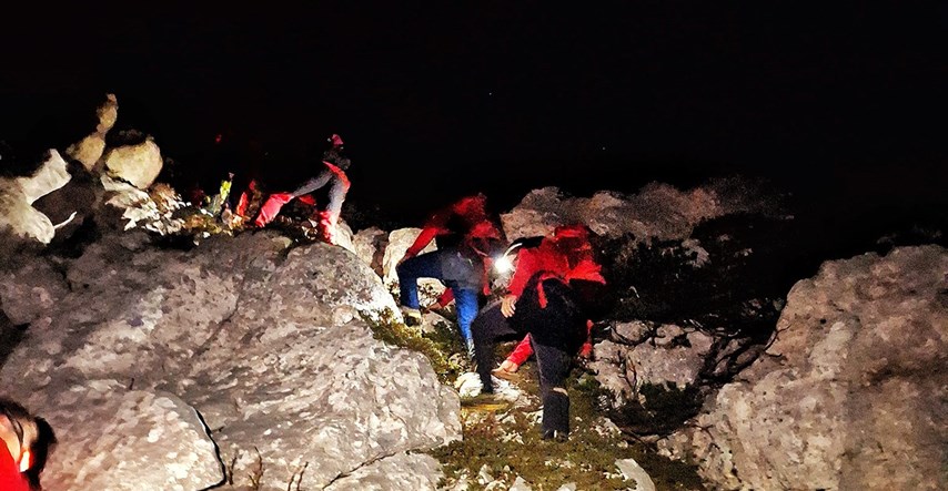 FOTO Na Rožanskim kukovima spašeno dvoje planinara, noćna akcija trajala 10 sati