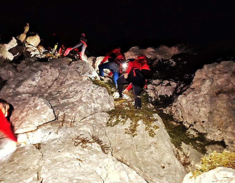 FOTO Na Rožanskim kukovima spašeno dvoje planinara, noćna akcija trajala 10 sati