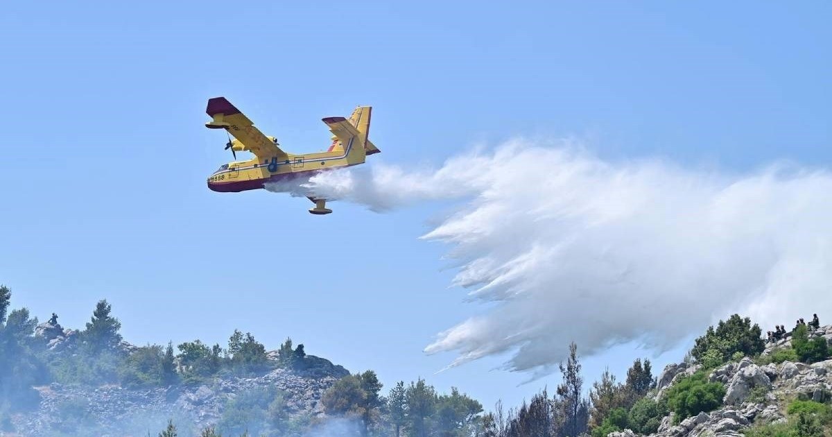 Požar kod Vodica, dignuti avioni. Vatrogasci brane kuće