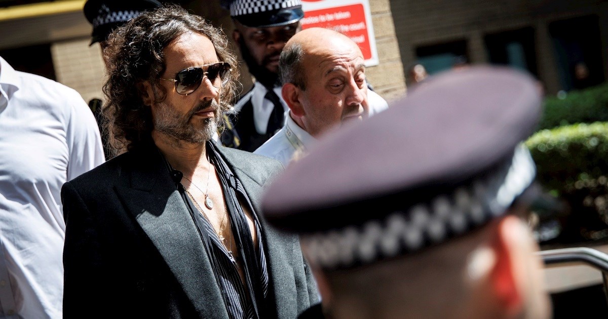 Komičar Russell Brand izjasnio se da nije kriv za silovanje i seksualno uznemiravanje